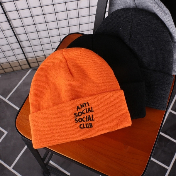 Зимна шапка с надпис в няколко цвята подходяща за мъже и жени