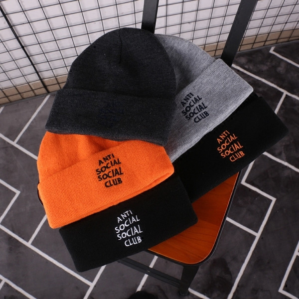 Зимна шапка с надпис в няколко цвята подходяща за мъже и жени