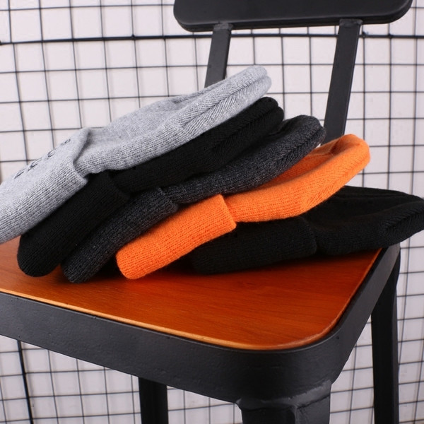 Зимна шапка с надпис в няколко цвята подходяща за мъже и жени