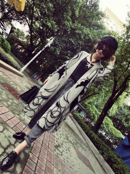 Κομψή γυναικεία ζακέτα με κολάρο σε σχήμα Γ σε γκρι χρώμα