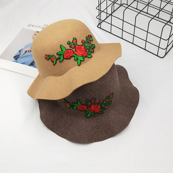 Palarie dama cu motive florale in mai multe culori