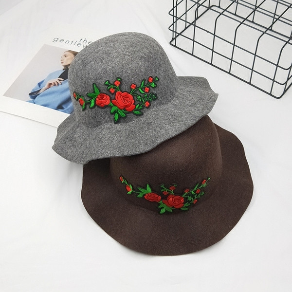 Palarie dama cu motive florale in mai multe culori