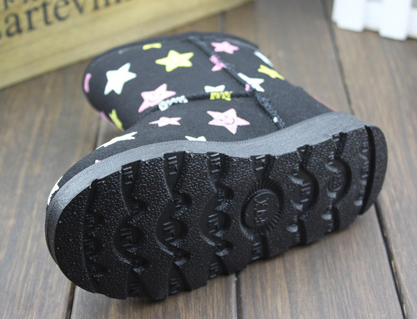 Cizme moderne pentru copii cu aplicație în roz și negru pentru fete