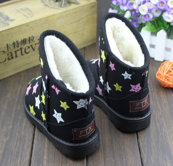 Cizme moderne pentru copii cu aplicație în roz și negru pentru fete