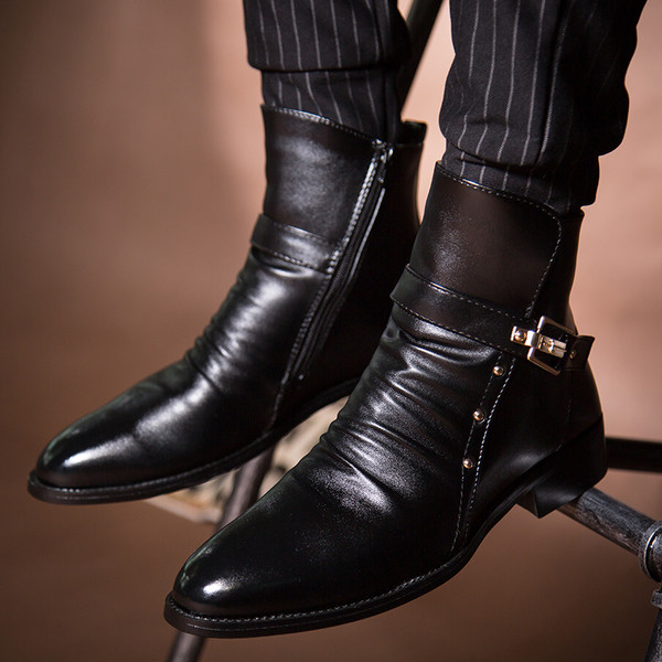 Stílusos férfi bőrcsizma fekete színben, csattal