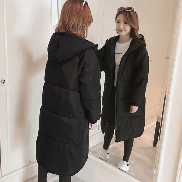 Μακρύ χειμωνιάτικο μαύρο γυναικείο μπουφάν με κουκούλα