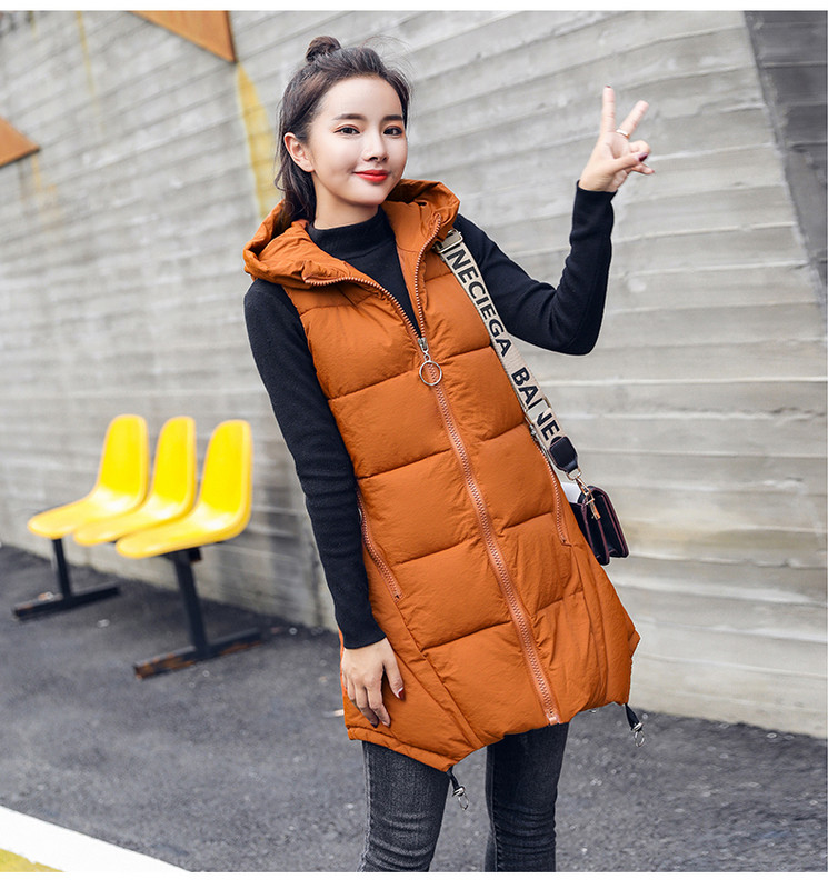 Hosszú, modern női mellény kapucnival és fém elemekkel