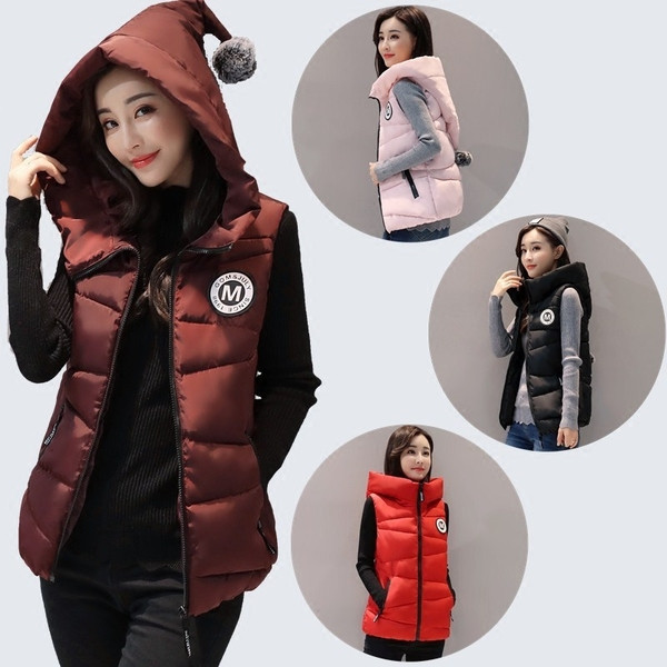 Γυναικείο γιλέκο τις  μόδας  με μια ενδιαφέρουσα αιχμηρή κουκούλα