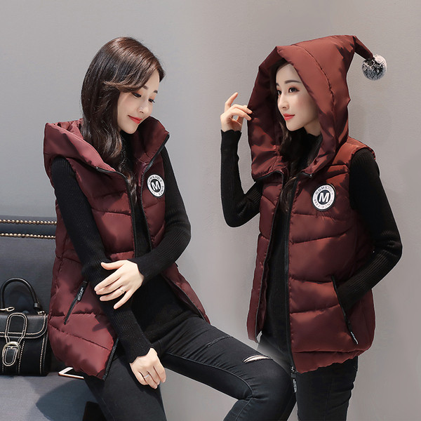 Γυναικείο γιλέκο τις  μόδας  με μια ενδιαφέρουσα αιχμηρή κουκούλα