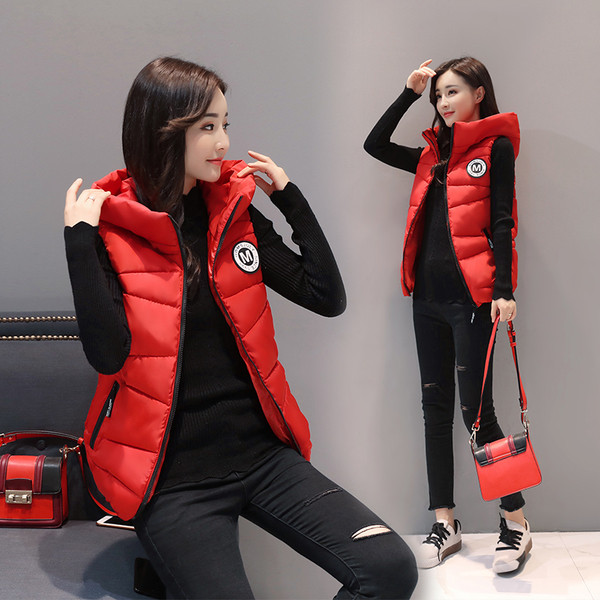 Γυναικείο γιλέκο τις  μόδας  με μια ενδιαφέρουσα αιχμηρή κουκούλα