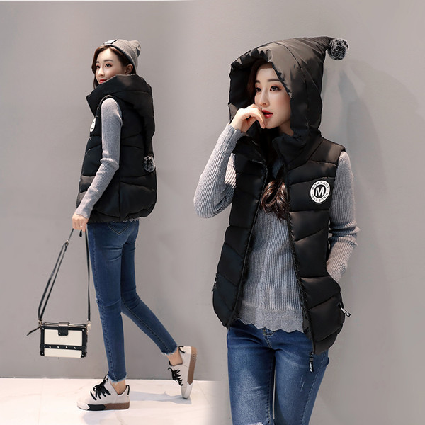 Γυναικείο γιλέκο τις  μόδας  με μια ενδιαφέρουσα αιχμηρή κουκούλα