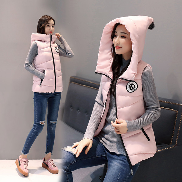 Γυναικείο γιλέκο τις  μόδας  με μια ενδιαφέρουσα αιχμηρή κουκούλα