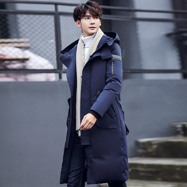 Hosszú férfi kabát zsebekkel és kapucnival fekete és sötétkék színben