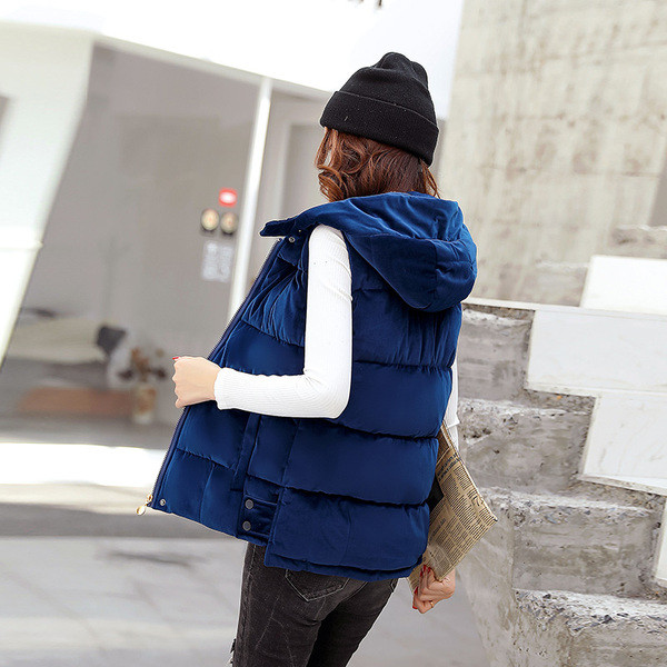 Női mellény puha huzattal, kapucnival és gombelemmel