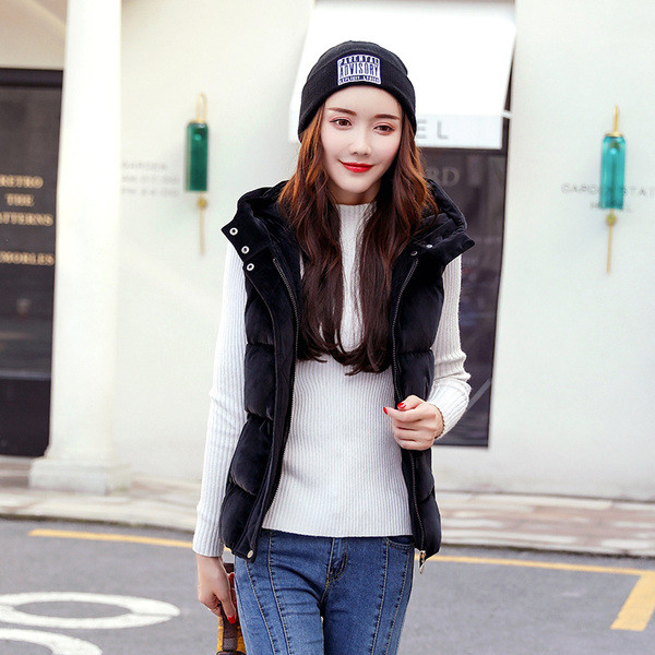 Női mellény puha huzattal, kapucnival és gombelemmel