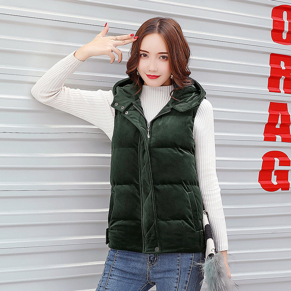 Női mellény puha huzattal, kapucnival és gombelemmel