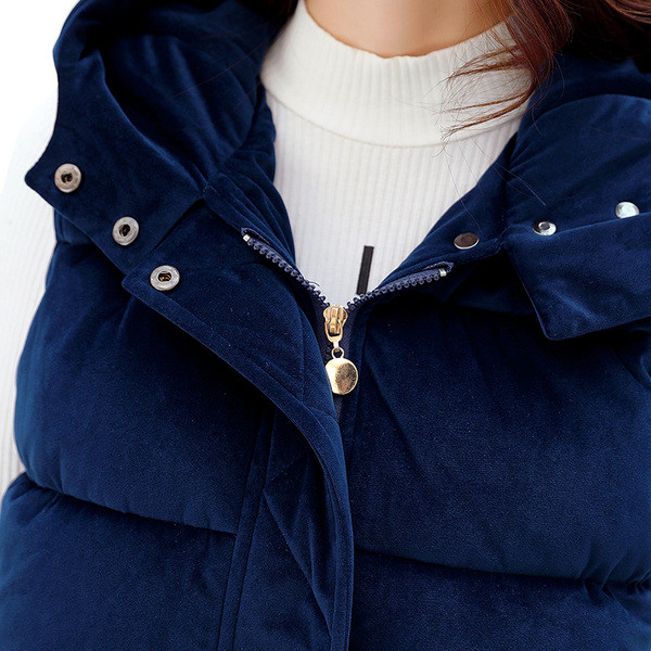 Női mellény puha huzattal, kapucnival és gombelemmel