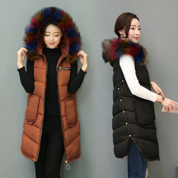 Vestă lungă modernă de damă, cu puf colorat pe glugă