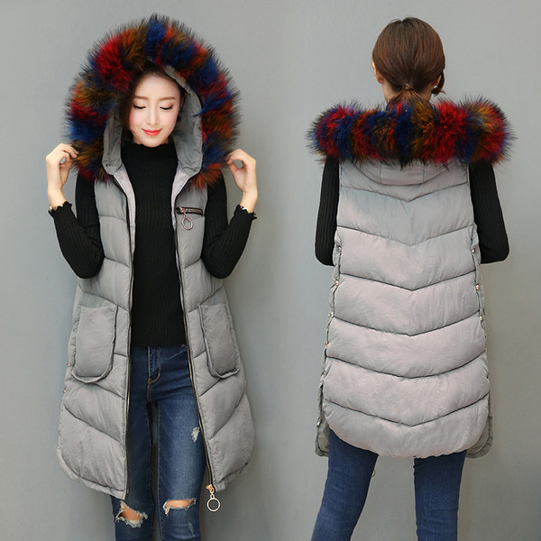 Vestă lungă modernă de damă, cu puf colorat pe glugă