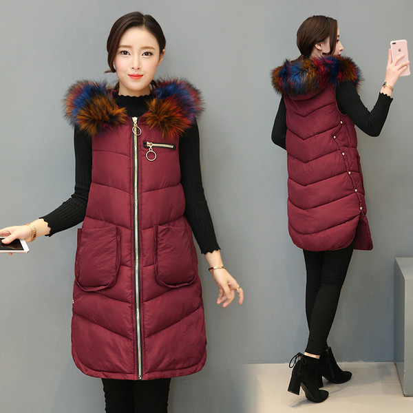 Vestă lungă modernă de damă, cu puf colorat pe glugă