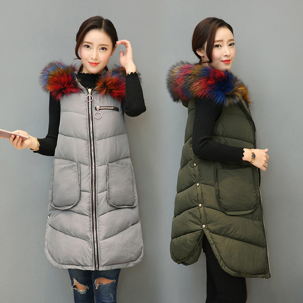 Vestă lungă modernă de damă, cu puf colorat pe glugă