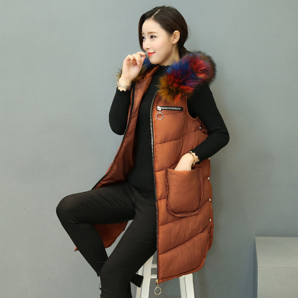 Vestă lungă modernă de damă, cu puf colorat pe glugă