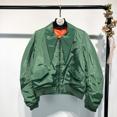 Μοντέρνο γυναικείο μπουφάν για το  φθινόπωρο  σε μαύρο και πράσινο χρώμα