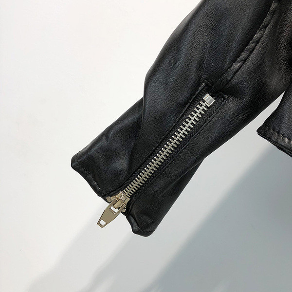 Μοντέρνο δερμάτινο  γυναικείο μπουφάν με φερμουάρ σε μαύρο χρώμα