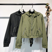 Тънко дамско яке с качулка в зелен и черен цвят