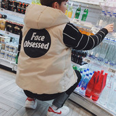 Μοντέρνο ανδρικό γιλέκο με κουκούλα και επιγραφή στην πλάτη