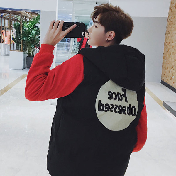 Μοντέρνο ανδρικό γιλέκο με κουκούλα και επιγραφή στην πλάτη