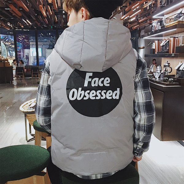 Μοντέρνο ανδρικό γιλέκο με κουκούλα και επιγραφή στην πλάτη