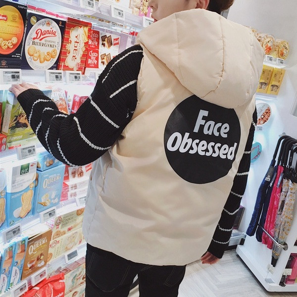 Μοντέρνο ανδρικό γιλέκο με κουκούλα και επιγραφή στην πλάτη