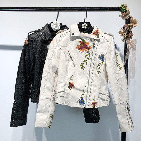 Κοντό γτναικείο δερμάτινο μπουφάν  με κεντήματα και κουκούλα σε μαύρο και άσπρο χρώμα