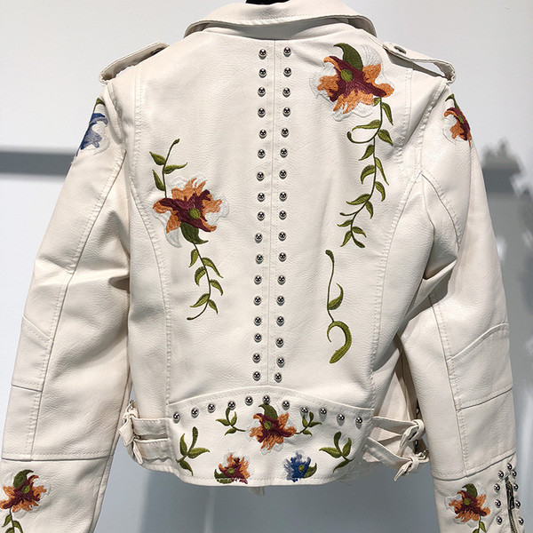 Κοντό γτναικείο δερμάτινο μπουφάν  με κεντήματα και κουκούλα σε μαύρο και άσπρο χρώμα