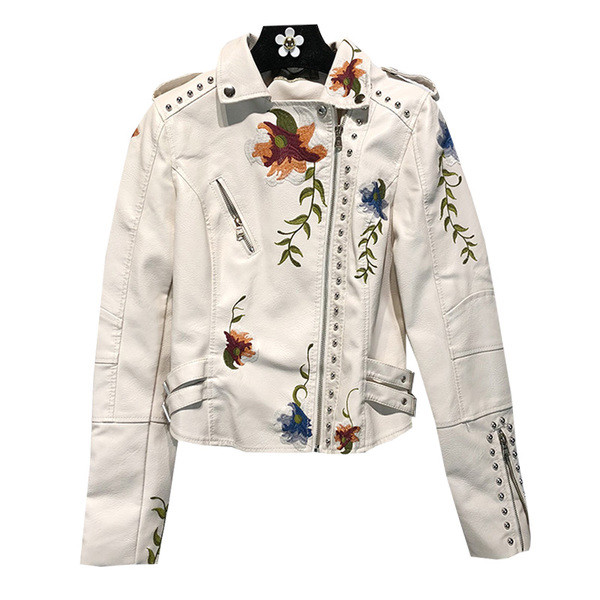 Κοντό γτναικείο δερμάτινο μπουφάν  με κεντήματα και κουκούλα σε μαύρο και άσπρο χρώμα