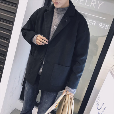 Късо мъжко палто с V-образна яка и бродерия в няколко цвята