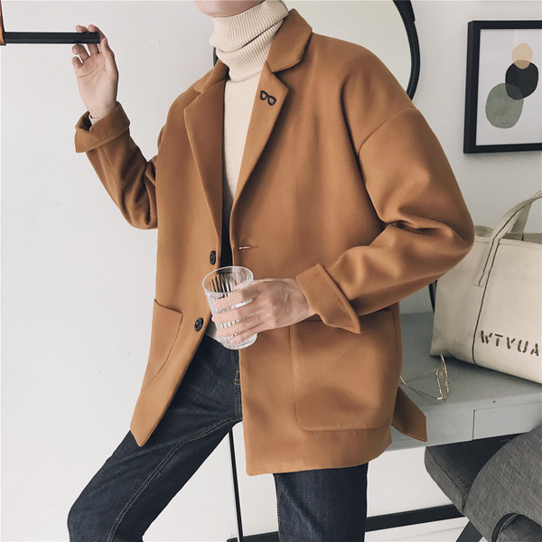 Късо мъжко палто с V-образна яка и бродерия в няколко цвята