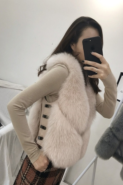 Γυναικείο μοντέρνο κοντό γιλέκο από οικολογικό δέρμα και μεταλλική διακόσμηση