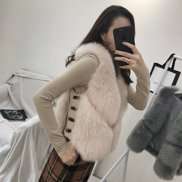 Γυναικείο μοντέρνο κοντό γιλέκο από οικολογικό δέρμα και μεταλλική διακόσμηση