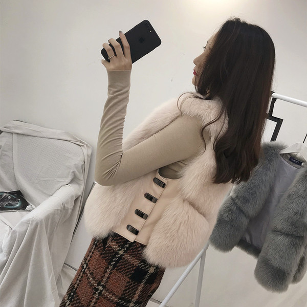 Γυναικείο μοντέρνο κοντό γιλέκο από οικολογικό δέρμα και μεταλλική διακόσμηση