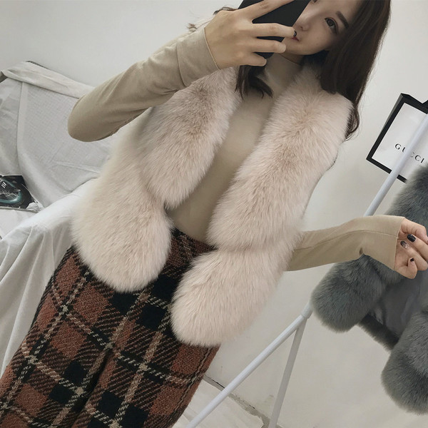 Γυναικείο μοντέρνο κοντό γιλέκο από οικολογικό δέρμα και μεταλλική διακόσμηση