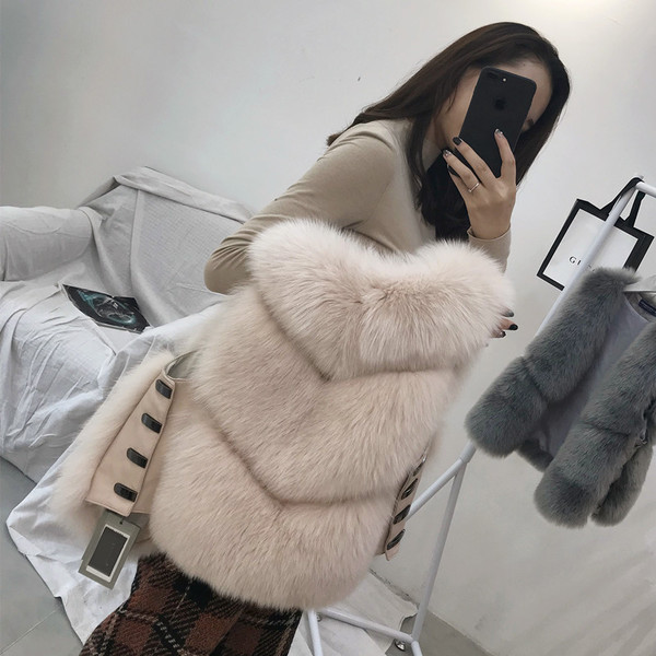 Γυναικείο μοντέρνο κοντό γιλέκο από οικολογικό δέρμα και μεταλλική διακόσμηση