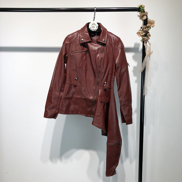 Асиметрично дамско яке от еко кожа в бордо и черен цвят