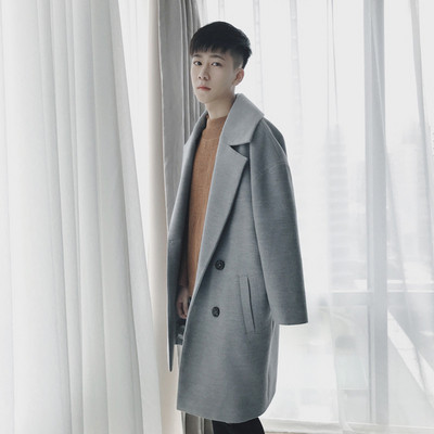 Κομψό ανδρικό παλτό με τσέπες σε μαύρο και γκρι χρώμα