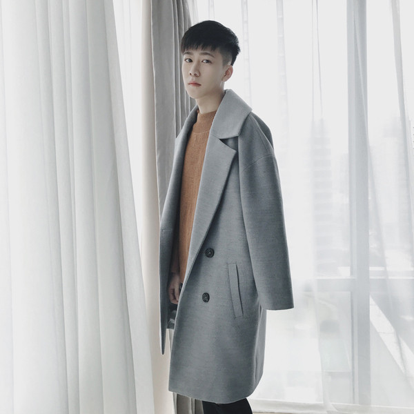 Κομψό ανδρικό παλτό με τσέπες σε μαύρο και γκρι χρώμα