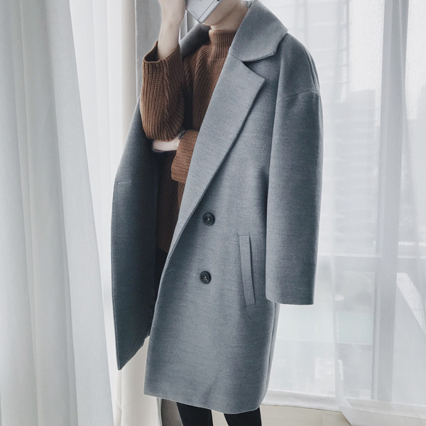 Κομψό ανδρικό παλτό με τσέπες σε μαύρο και γκρι χρώμα