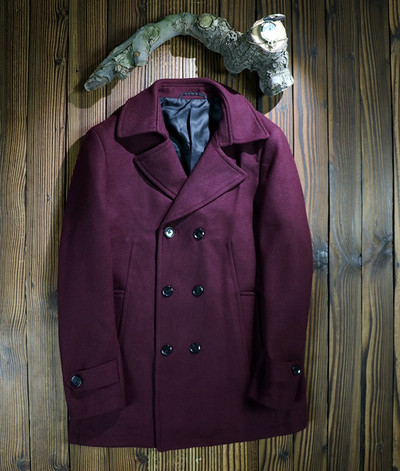 Мъжко палто с V-образна яка и копчета в тъмночервен цвят