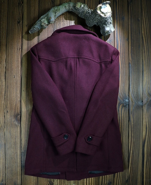 Мъжко палто с V-образна яка и копчета в тъмночервен цвят