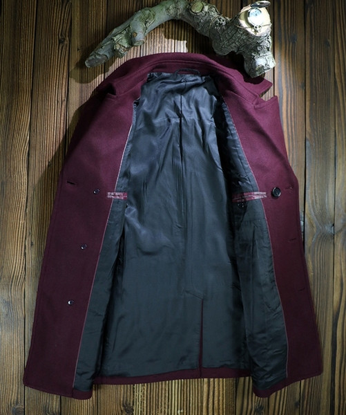 Мъжко палто с V-образна яка и копчета в тъмночервен цвят